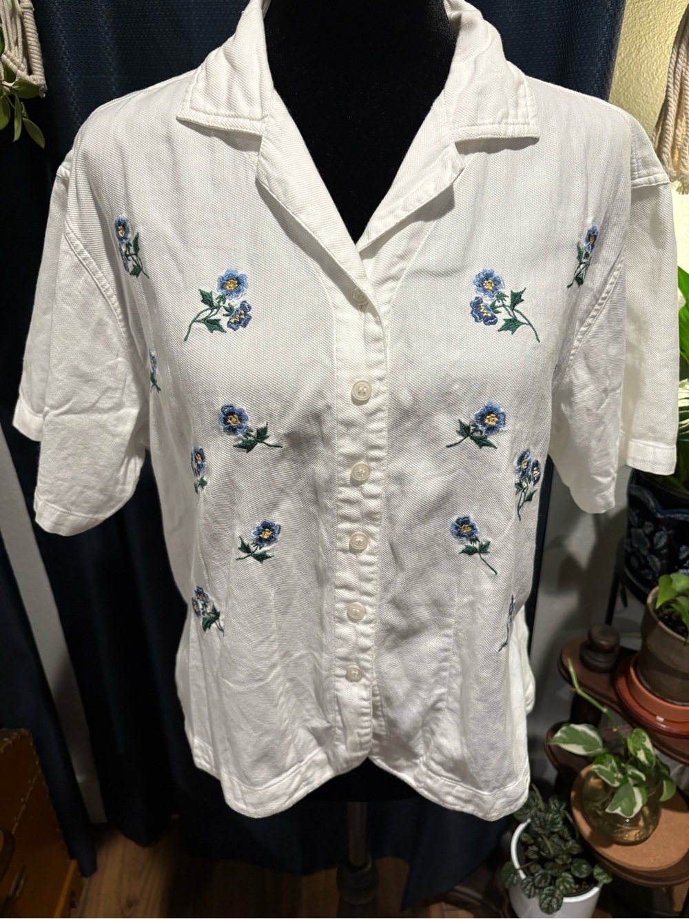 Vintage Cotton White Short-Sleeve Button-Down Shirt with Blue Floral Embroidery